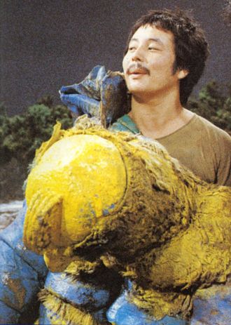 Toru Kawai with the Raidron suit on the set of episode 20 of Ultraman Taro