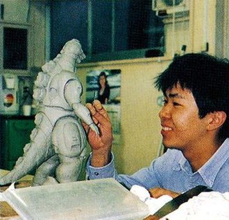 Shuichi Murakami sculpts a reference model of the Heisei Mechagodzilla