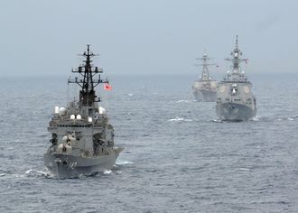 DDH-142 Hiei (left), a Haruna-class destroyer, in 2009